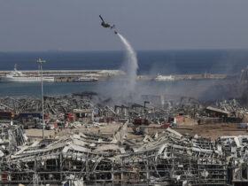 Un helicóptero del ejército arroja agua en el lugar de la explosión masiva del martes que golpeó el puerto de Beirut, Líbano, el miércoles 5 de agosto de 2020.